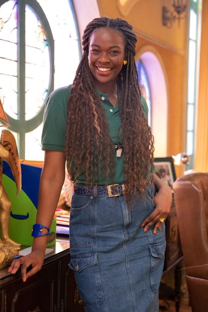 Noêmia Oliveira como Kirida, a funcionária atrapalhada e dedicada da loja Fuzuê. (Foto: Reprodução / TV Globo)