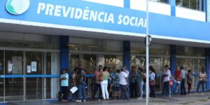 Fila em frente a agência do INSS - Foto Reprodução Internet