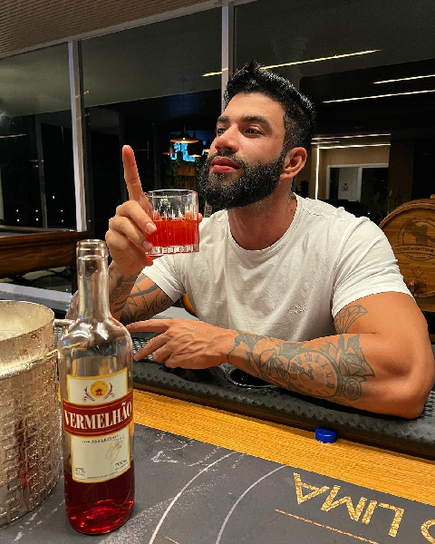 Gusttavo Lima tomando 'Vermelhão' (Foto: Reprodução/ Internet)