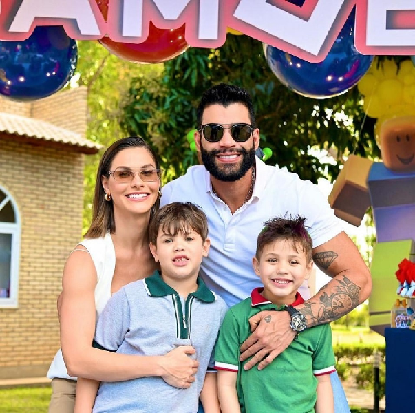Gusttavo Lima ao lado de Andressa Suita e os filhos na festinha (Foto: Reprodução/ Internet)