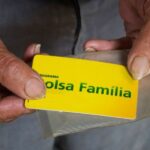 Idoso segurando cartão do Bolsa família - Foto Reprodução Internet