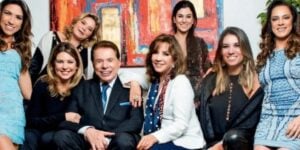 Patricia, Cintia, Daniela, Iris, Renata, Rebeca e Silvia ladeiam o apresentador Silvio Santos no camarim do SBT - Foto: SBT
