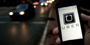 Pessoa com celular, esperando um Uber - Foto Reprodução Internet