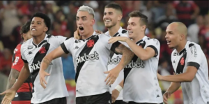 Time do Vasco em campo (Foto: Alexandre Durao/ZIMEL PRESS)