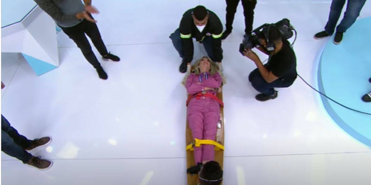 Renata Fan saiu de maca e carregada pelos bombeiros após derrota do Internacional (Reprodução: Band)