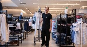 Funcionário de uma das lojas Renner: Empresa está com processo seletivo aberto (Foto: Reprodução / Renner)