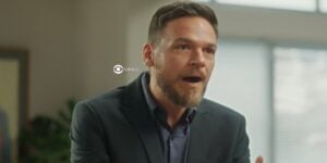 Theo (Emílio Dantas) na novela Vai na Fé (Foto: Reprodução / Globo / Montagem TV Foco)