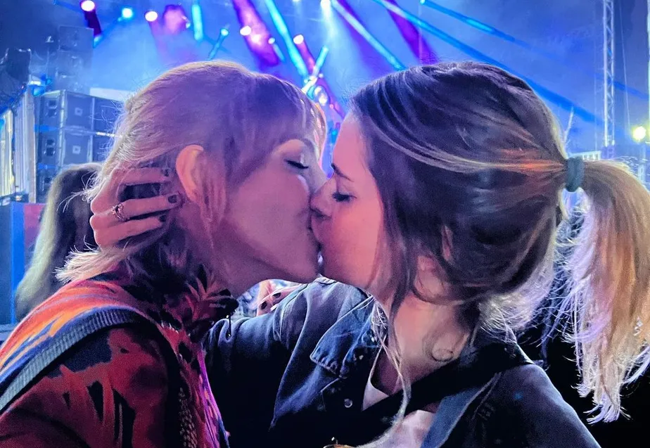 Titi Müller surgiu aos beijos com a namorada, Lívia Lobato (Foto: Reprodução/ Instagram)