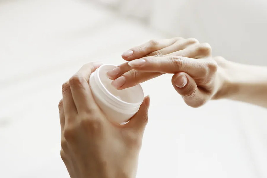 Pomada ajuda a hidratada e prevenir o melasma (Foto: Reprodução)