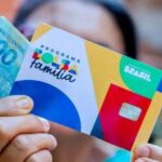 Cartão do Bolsa Familia e dinheiro em mãos - Foto Reprodução Internet
