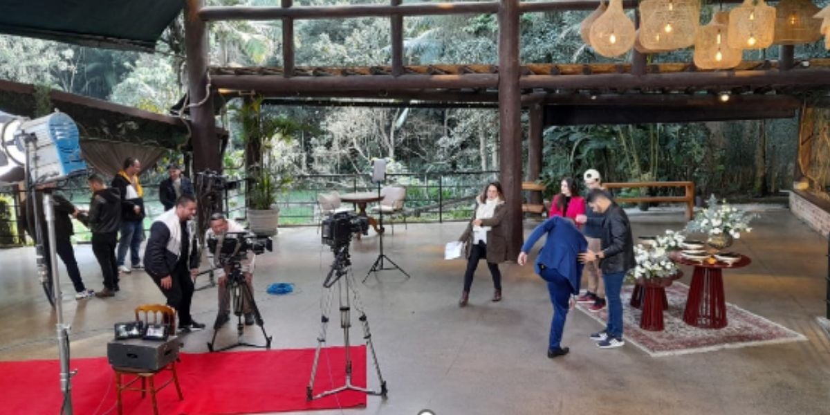 http://tvfoco.uai.com.br/wp-content/uploads/2015/05/Daniela-Mercury.jpg