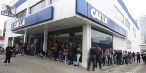 Fila em frente a agência da Caixa - Foto Reprodução Internet