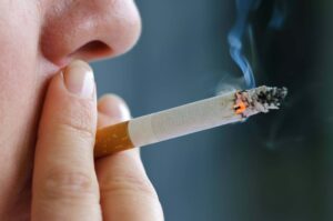 O hábito de fumar é reconhecido como uma doença epidêmica que causa dependência física - Foto Internet O hábito de fumar é reconhecido como uma doença epidêmica que causa dependência física - Foto Internet