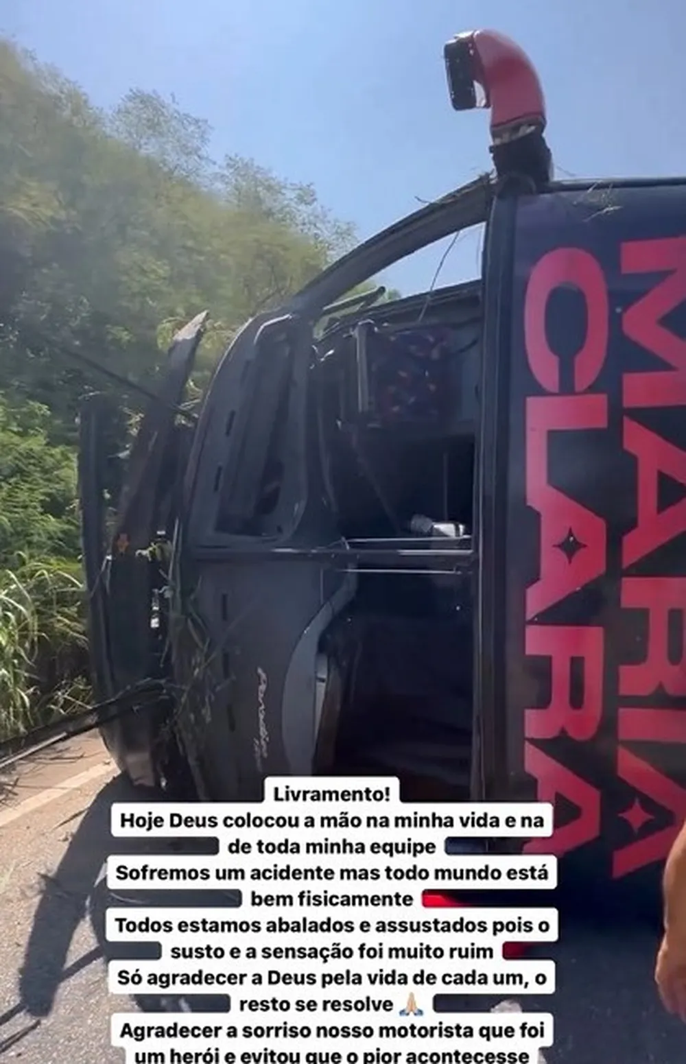 Ônibus da cantora de feminejo Maria Clara tombado em rodovia em AL - Foto Redes Sociais