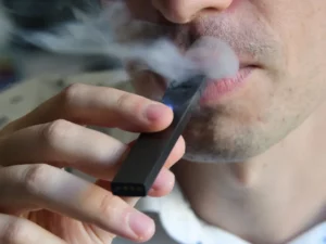 Pessoa fumando cigarro eletrônico - Foto Internet Pessoa fumando cigarro eletrônico - Foto Internet