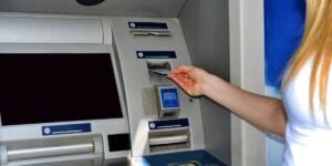 Banco gigante teria dado fim em serviço (Foto: TV Foco)