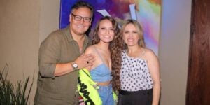 Larissa Manoela ao lado dos pais (Foto: Reprodução / Instagram)