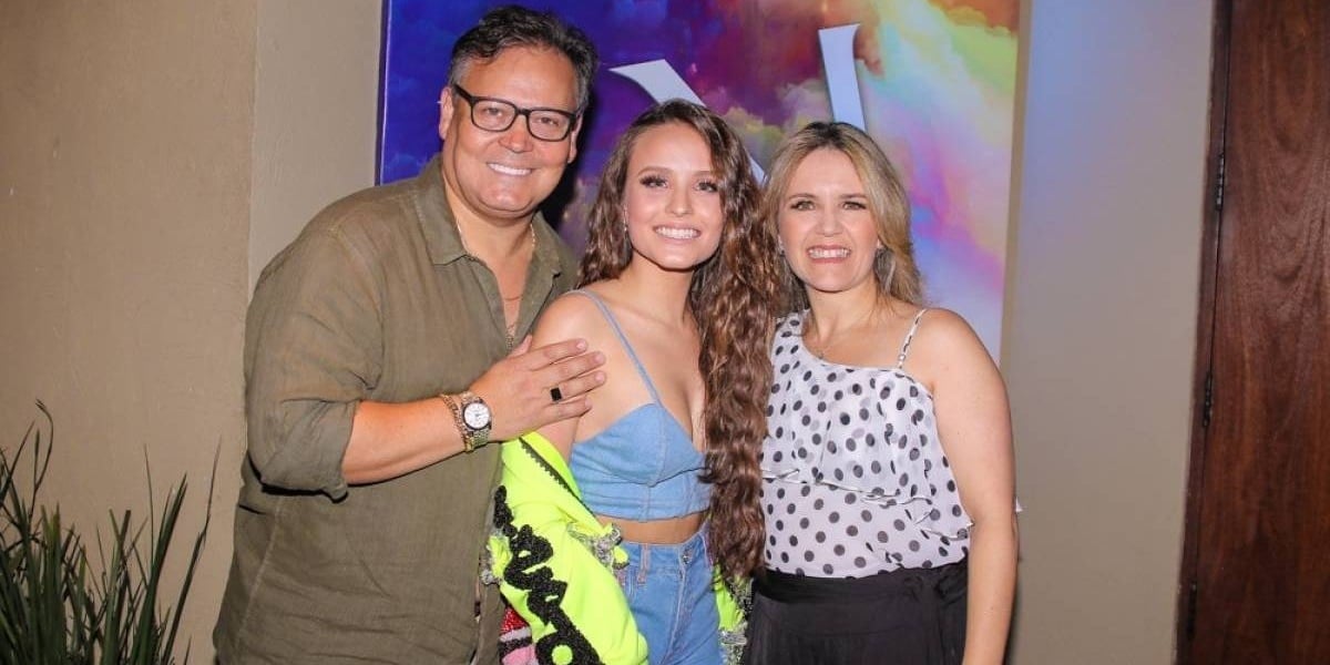 A atriz ao lado dos pais (Foto: Reprodução / Instagram)