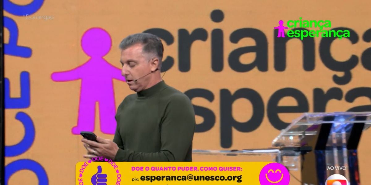 Luciano Huck fez questão de mostrar a sua doação para o programa solidário (Reprodução: Globo)