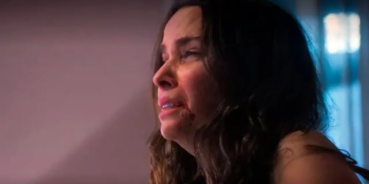 Lucinda (Débora Falabella) sofrerá agressão após pedir divórcio em "Terra e Paixão" (Foto: Reprodução/TV Globo)