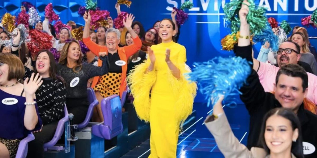 A apresentadora assumiu o comando do programa após Silvio Santos deixar de apresentar (Reprodução: SBT)