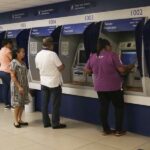 Pessoas utilizando o caixa eletrônico (Foto: Reprodução / Internet)