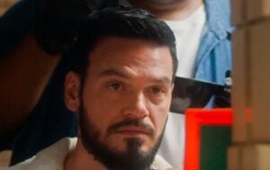 Theo pinta os cabelos de preto em Vai na Fé (Foto: Reprodução / Globo)