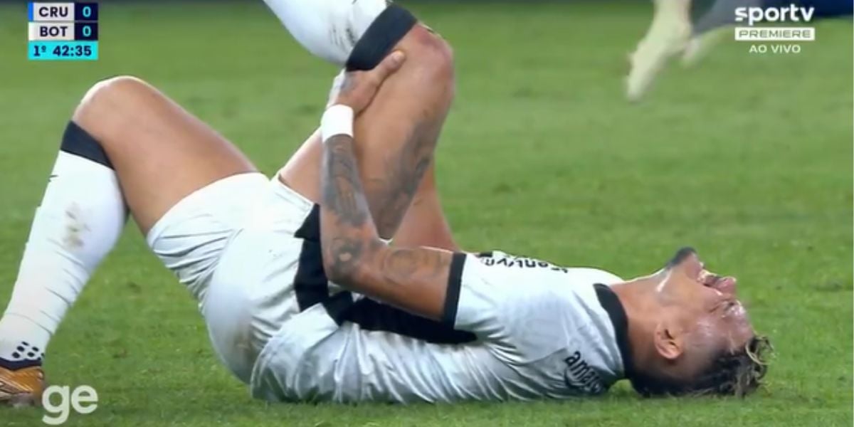 Tiquinho Soares sofreu uma entorse no joelho e saiu de campo sem conseguir pisar no chão (Reprodução: Internet)