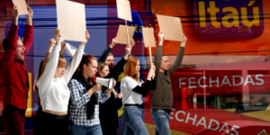 Banco Itaú promoveu fechamento de agência e  atitude desencadeou em desespero e revolta entre clientes e funcionários (Foto Reprodução/Montagem/Tv Foco)