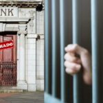 Fachada de banco e homem preso - Foto Reprodução Canva