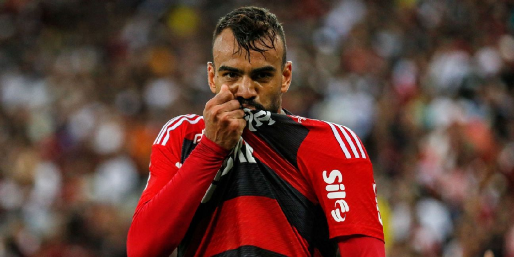 Fabrício Bruno beijando o manto do Flamengo (Foto: Felipe Duest/Pera Photo Press/Gazeta Press)