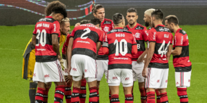 Jogadores do Flamengo reunidos no campo (Foto: Reprodução/ Internet)