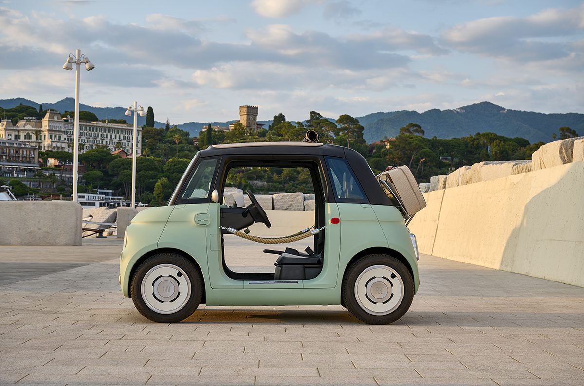 O novo Fiat Topolino traz na traseira uma pequena estrutura de metal que serve como bagageiro - Foto Internet O novo Fiat Topolino traz na traseira uma pequena estrutura de metal que serve como bagageiro - Foto Internet
