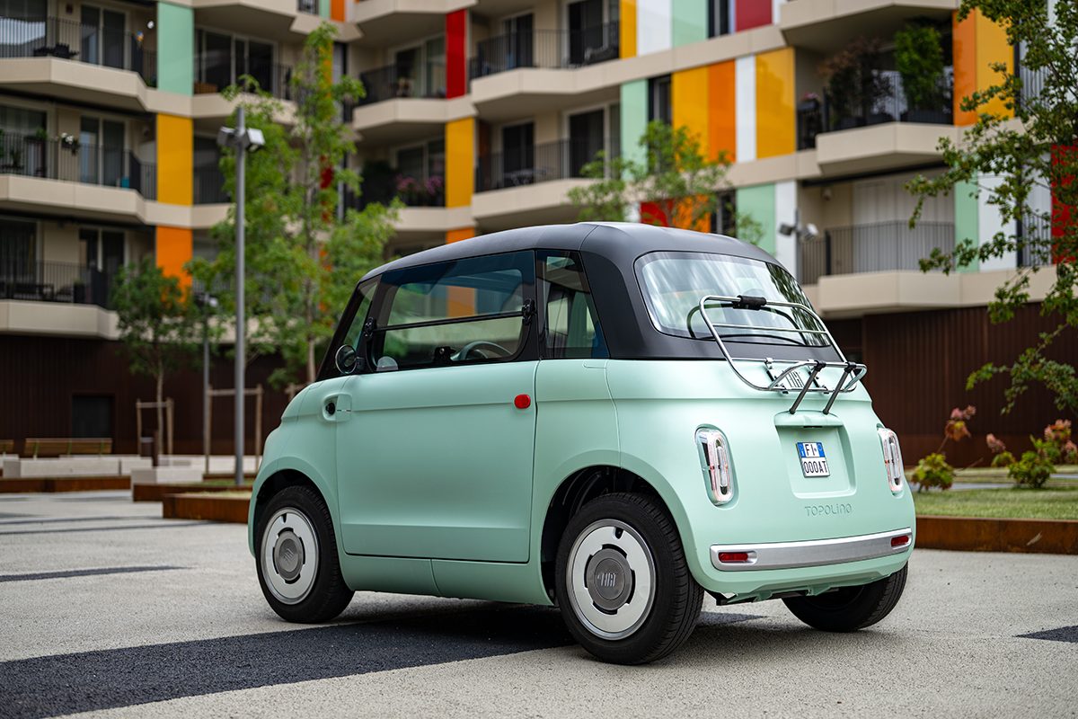 O novo Fiat Topolino traz na traseira uma pequena estrutura de metal que serve como bagageiro - Foto Internet O novo Fiat Topolino traz na traseira uma pequena estrutura de metal que serve como bagageiro - Foto Internet