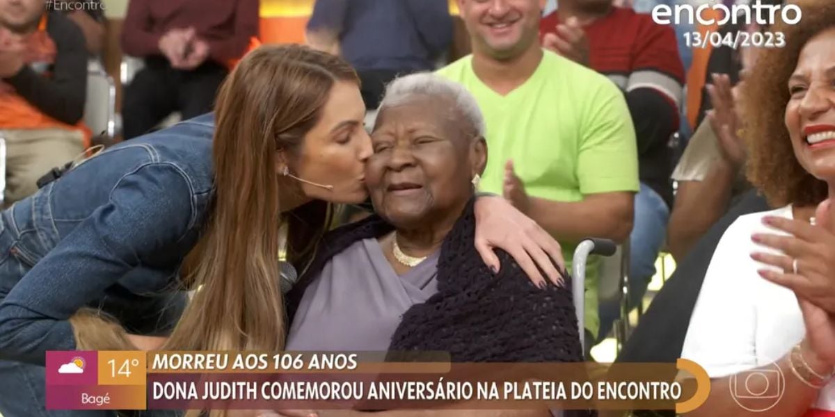 Patrícia Poeta beija convidada no Encontro (Foto: Reprodução / Globo)