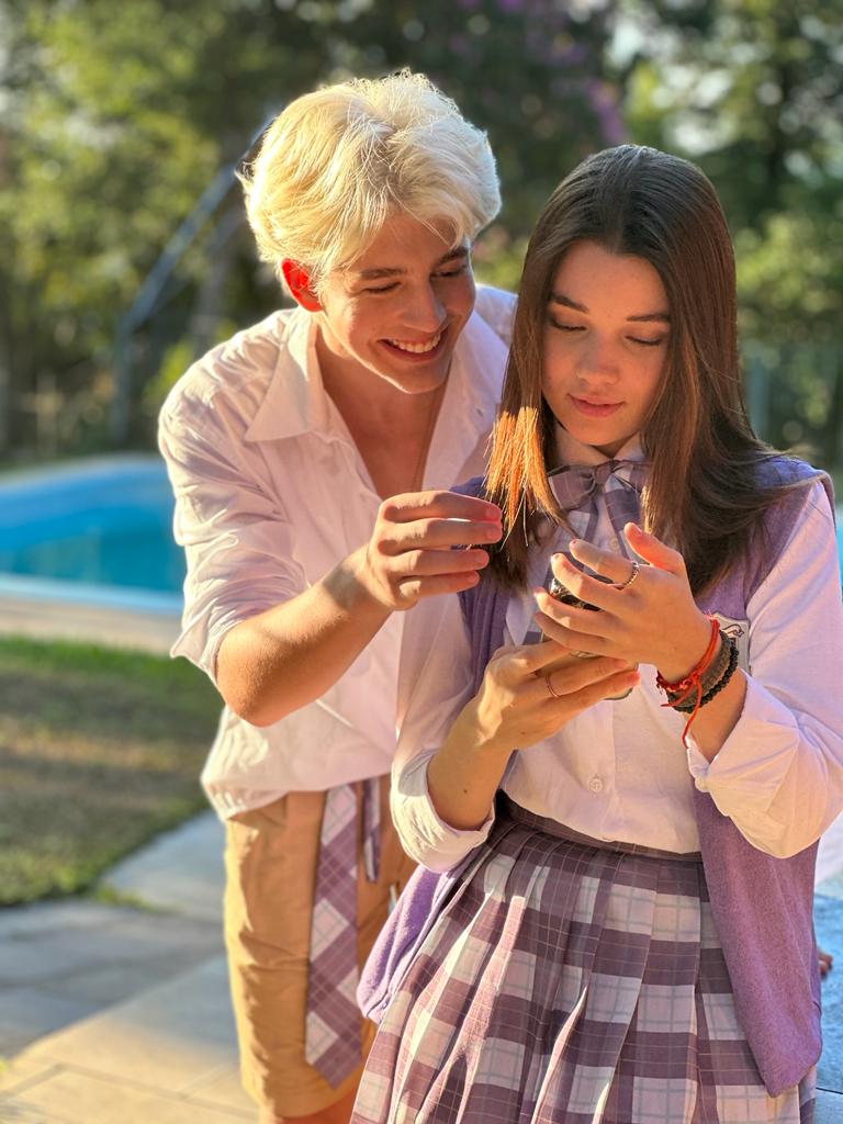 Antônio Zeni e Giulia Benite em "Chama a Bebel"- Foto: Divulgação 