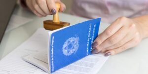 Trabalhadores precisam agir para não ter desconto no salário (Reprodução: Internet)