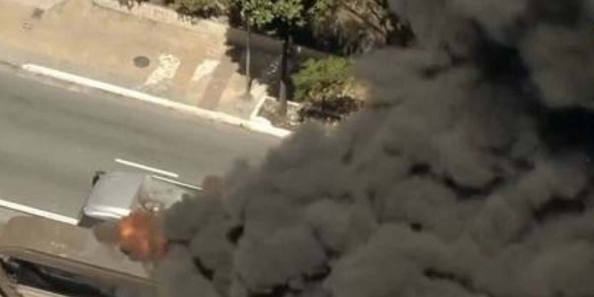 Ônibus pega fogo em São Paulo (Foto: Reprodução / R7)