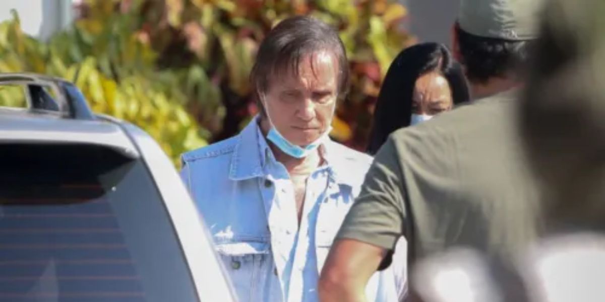 Roberto Carlos saindo do velório de maneira inconsolável (Reprodução: Internet)