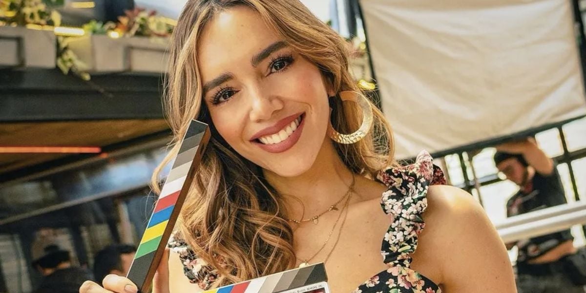 Atriz nos bastidores de Perfil Falso (Foto: Reprodução / Instagram)