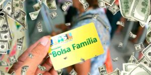 Cartão do Bolsa família e dinheiro voando - Foto Reprodução Internet