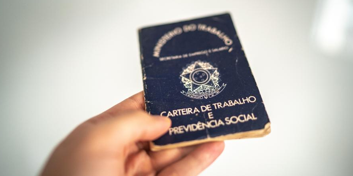 Carteira de Trabalho (Foto: Reprodução, UOL economia) 