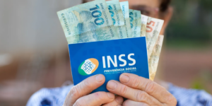 Aumento no salário e nova idade mínima para quem quer se aposentar (Foto: Reprodução, IforMoney)