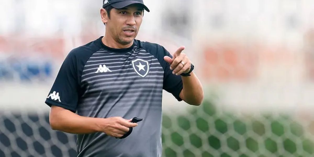 Lúcio Flávio quando era treinador do Botafogo na temporada do ano passado 2023, antes de ser demitido - Foto | Reprodução: Internet