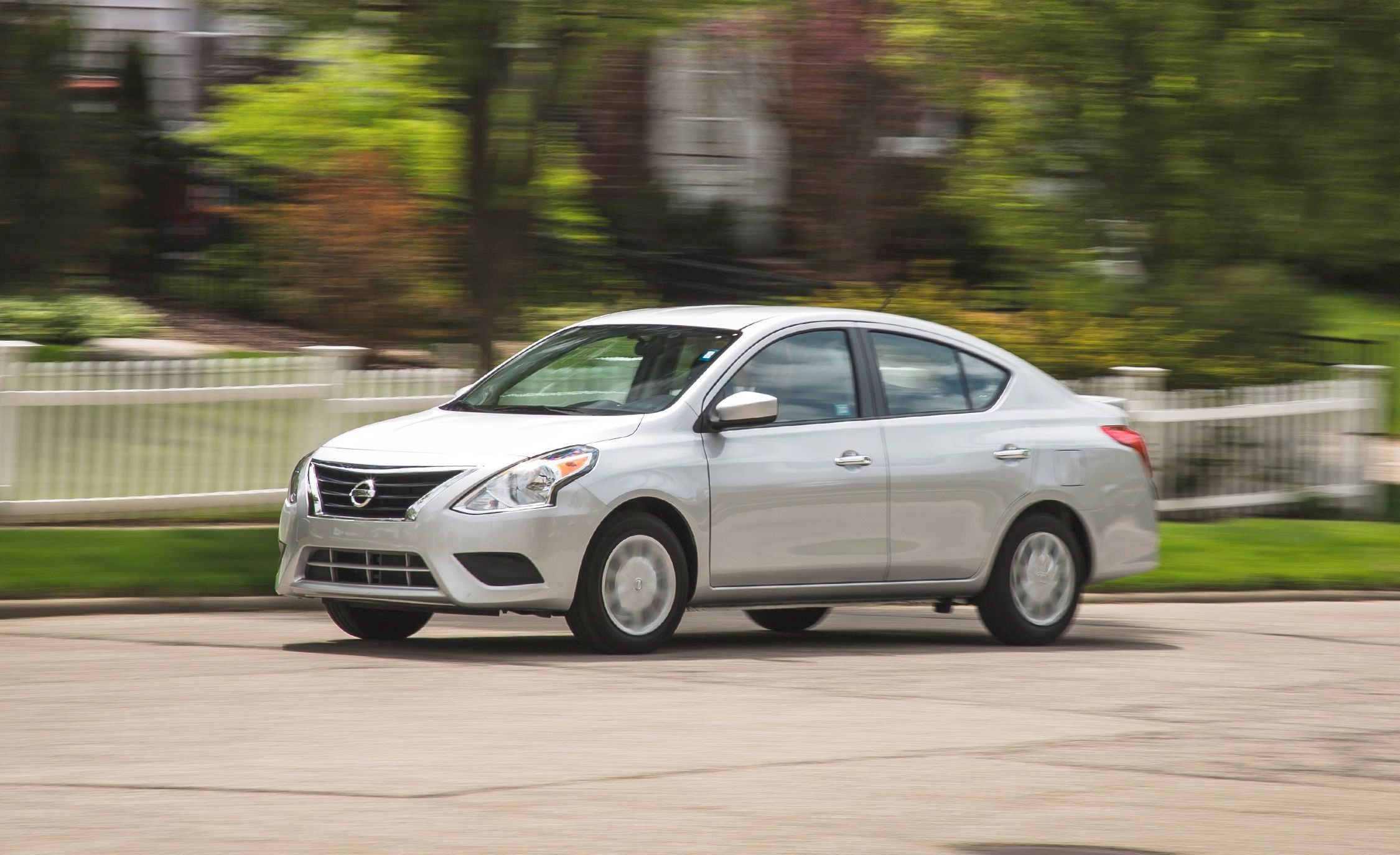 Nissan Versa S Sedan 2019 (Foto: Reprodução, Car adn Driver)