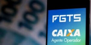 Notas de cem e aplicativo Caixa e FGTS (Foto: Reprodução / Internet)