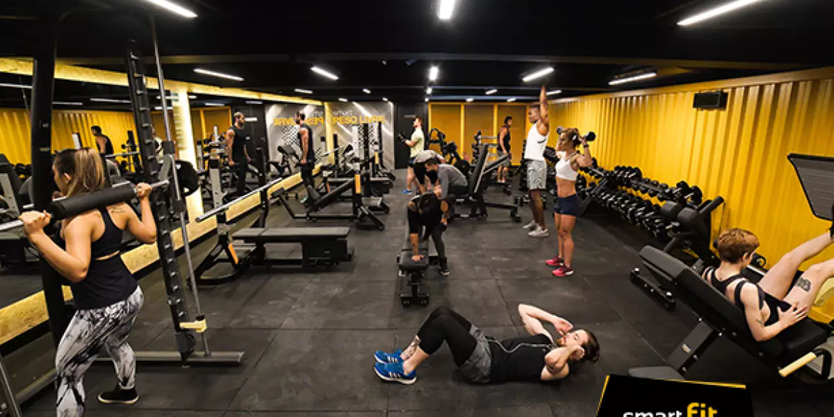 Pessoas treinando na Smarte Fit (Foto: Reprodução, Site da Rede de academia)