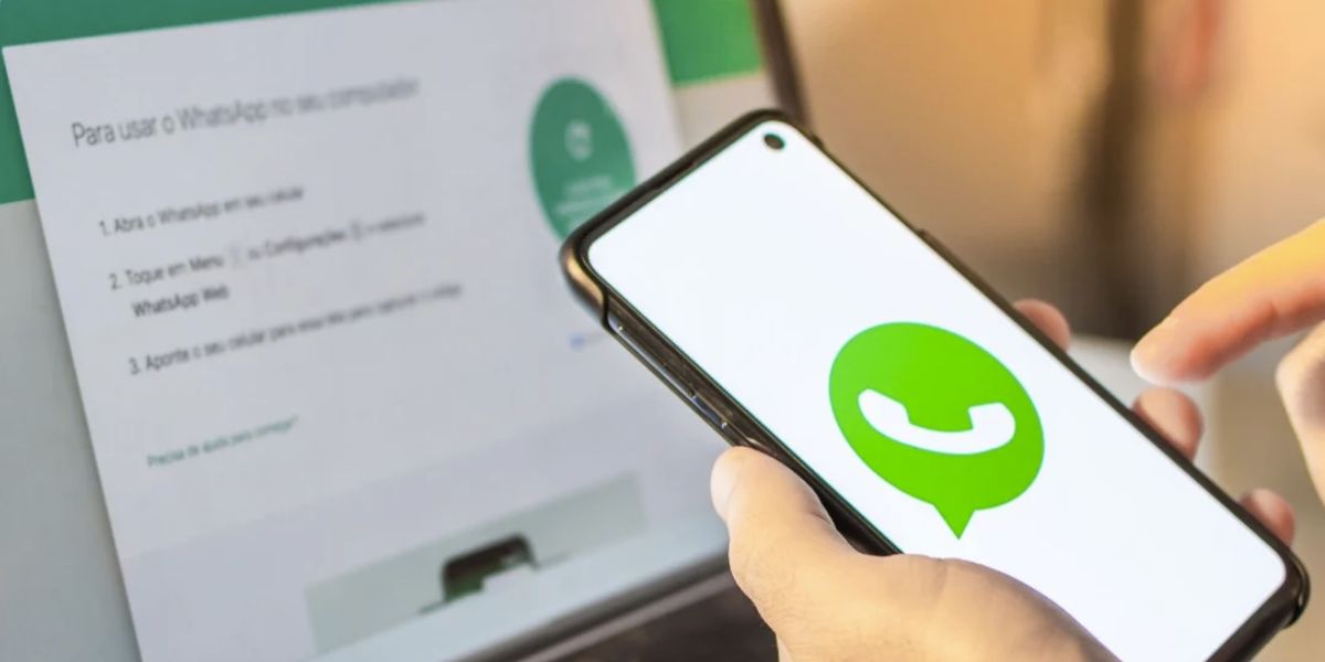 WhatsApp no computador e pessoa segurando celular (Foto: Reprodução / Internet)
