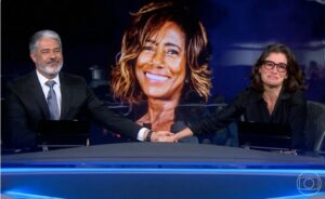 A apresentadora Renata Vasconcellos se emocionou com a morte de Gloria Maria no Jornal Nacional (Foto: Reprodução / Globo)