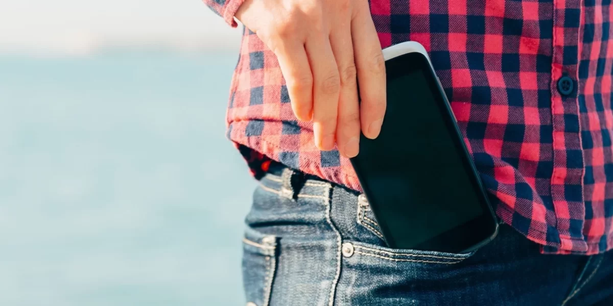 Celular no bolso pode causar infertilidade em homens (Foto: Reprodução/ Internet)